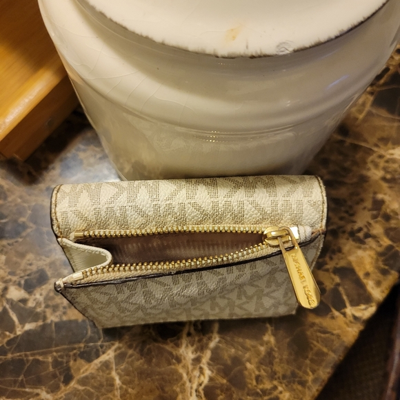 Michael Kors Women's Wallet - Picture 12 of 15